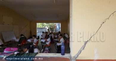 Estudian alumnos de una secundaria de Chilpancingo entre aulas colapsadas