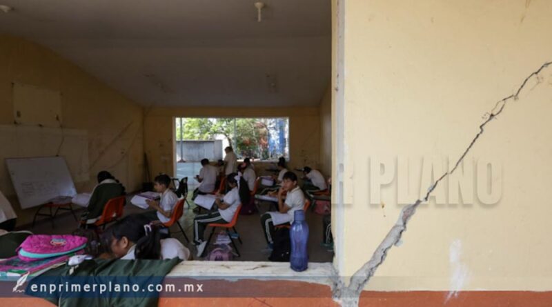 Estudian alumnos de una secundaria de Chilpancingo entre aulas colapsadas