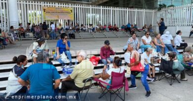 Continúan en protesta maestros jubilados del SNTE en Acapulco