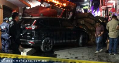 camión trocero sin frenos embiste varios vehículos y una motocicleta; hay 7 heridos