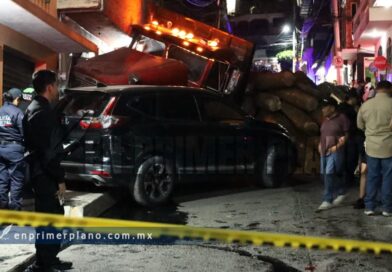 camión trocero sin frenos embiste varios vehículos y una motocicleta; hay 7 heridos