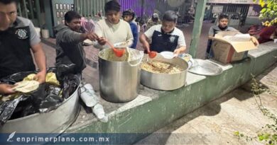 Entregan normalistas de Ayotzinapa alimentos a familiares de pacientes del Hospital General de Chilpancingo