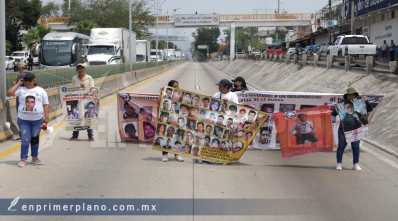 Bloquean madres buscadoras bulevar en Chilpancingo ante crisis forense