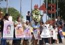 Inician padres y madres de los 43 acción global en busca de reunirse con Sheinbaum