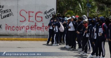 Protesta el FUNPEG en la capital; pide material didáctico, computadoras y uniformes