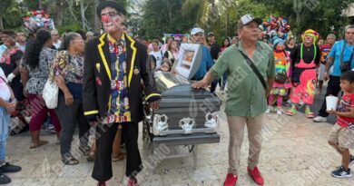 Despiden a la payasita Bomboncita de Caramelo Dulce en el zócalo de Acapulco