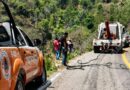 Muere chofer de tractocamión tras volcar y caer a un barranco en Chilapa
