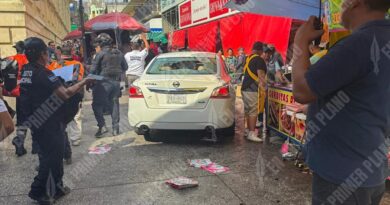 Irrumpe conductor ebrio en el Zócalo de Chilpancingo y embiste puestos