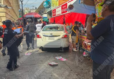 Irrumpe conductor ebrio en el Zócalo de Chilpancingo y embiste puestos
