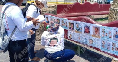 Pegan fichas madres buscadoras en la Costera para visibilizar a desaparecidos
