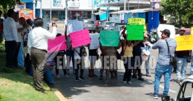 Toman vecinos oficinas y bloquean la Costera para exigir obras
