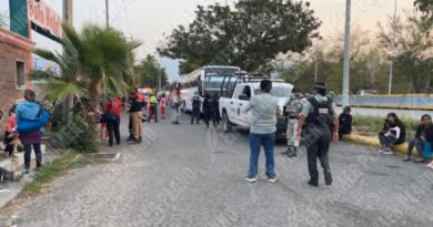 Deja 10 jornaleros lesionados la volcadura de un autobús en Pilcaya