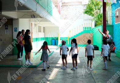 Protestan padres y directivos de una primaria de Acapulco; exigen maestros y luz eléctrica
