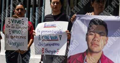 Protestan afuera de la FGE familiares de joven egresado de la Uagro desaparecido