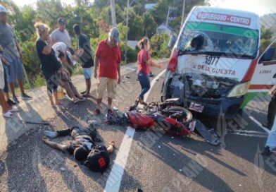 Muere joven motociclista tras chocar contra una Urvan al poniente de Acapulco