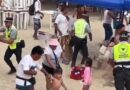 Turistas y prestadores de servicios se agarran a golpes por daños al mobiliario en Acapulco