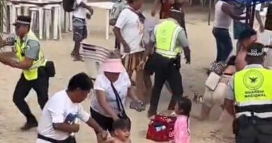 Turistas y prestadores de servicios se agarran a golpes por daños al mobiliario en Acapulco