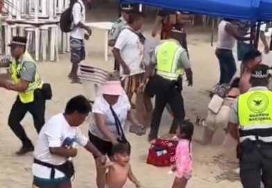 Turistas y prestadores de servicios se agarran a golpes por daños al mobiliario en Acapulco