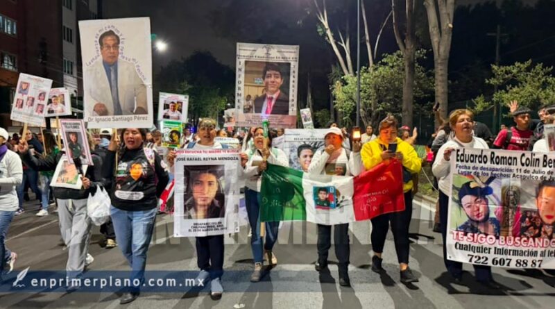 Impide cerco de policías de la Cdmx el arribo de madres buscadoras al Estadio del Mundial