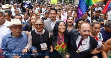 Entre porras, vallas humanas y hasta golpes, se registran 17 aspirantes a la gubernatura de Guerrero; Félix no acude