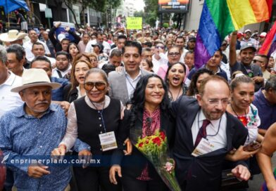 Entre porras, vallas humanas y hasta golpes, se registran 17 aspirantes a la gubernatura de Guerrero; Félix no acude