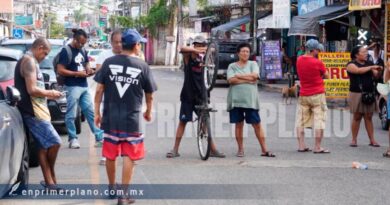 Exigen vecinos agua potable con un bloqueo en la Cuerería y zonas aledañas en Acapulco