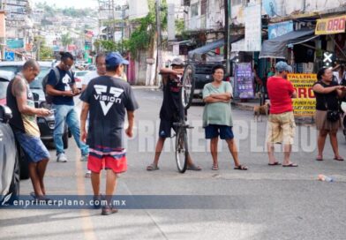 Exigen vecinos agua potable con un bloqueo en la Cuerería y zonas aledañas en Acapulco