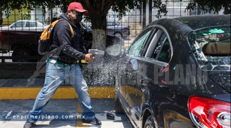 Irrumpe la CETEG en el Congreso y destroza 12 automóviles tras represión en Cdmx