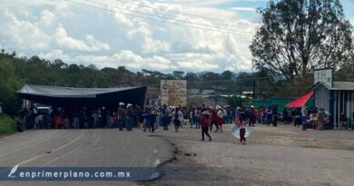 Continúan retenidos en Atlixtac funcionarios federales y estatales; federación promete hospital