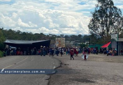 Continúan retenidos en Atlixtac funcionarios federales y estatales; federación promete hospital