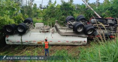 Vuelca pipa con gasolina en Coyuca de Benítez