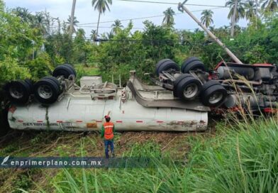Vuelca pipa con gasolina en Coyuca de Benítez