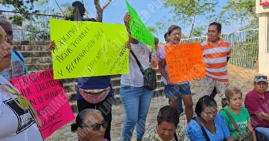 Protestan en Ayuntamiento de Acapulco por falta de agua, infraestructura y apoyo a una escuela