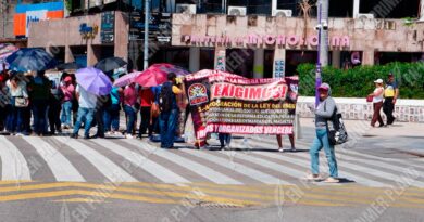 Bloquean maestros de la Ceteg la Costera en Acapulco