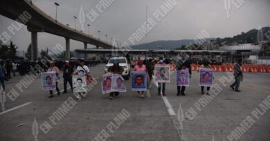 Por “seguridad nacional” por cuarto día consecutivo policías impiden ingreso a Cdmx a padres y madres de los 43