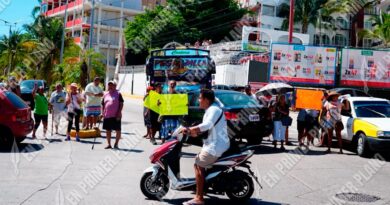 Cierran la Costera vecinos del barrio de La Bodega por falta de agua