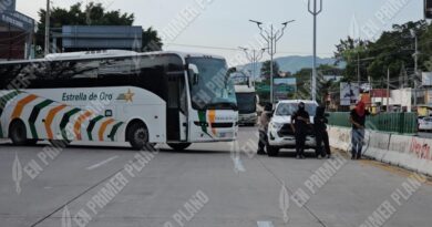 Bloquean dos horas normalistas de Ayotzinapa la Autopista del Sol; exigen mesa de diálogo con la SEG