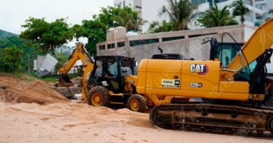 Vuelca maquina de Fonatur en playa Icacos por fuerte oleaje