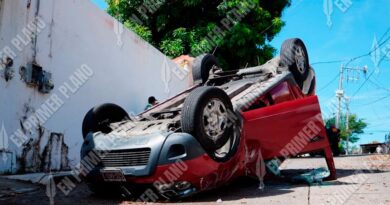 Vuelca una camioneta por falla mecánica y una mujer resulta lesionada en Acapulco