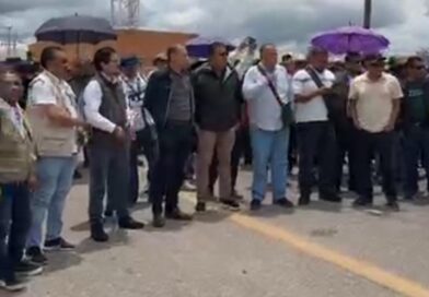 Retienen pobladores de Atlixtac a funcionarios estatales y federales; exigen funcionamiento de hospital