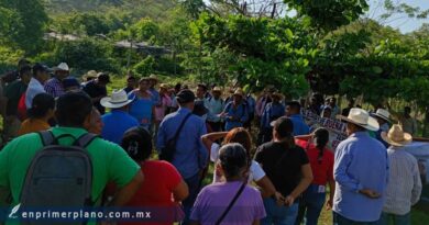 Funcionarios estatales siguen retenidos por pobladores de San Luis Acatlán Funcionarios estatales siguen retenidos por pobladores de San Luis Acatlán
