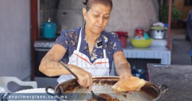 Después de que un incendio arrasó con su negocio, doña Vale comienza de nuevo con la venta de relleno de cuche