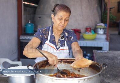 Después de que un incendio arrasó con su negocio, doña Vale comienza de nuevo con la venta de relleno de cuche