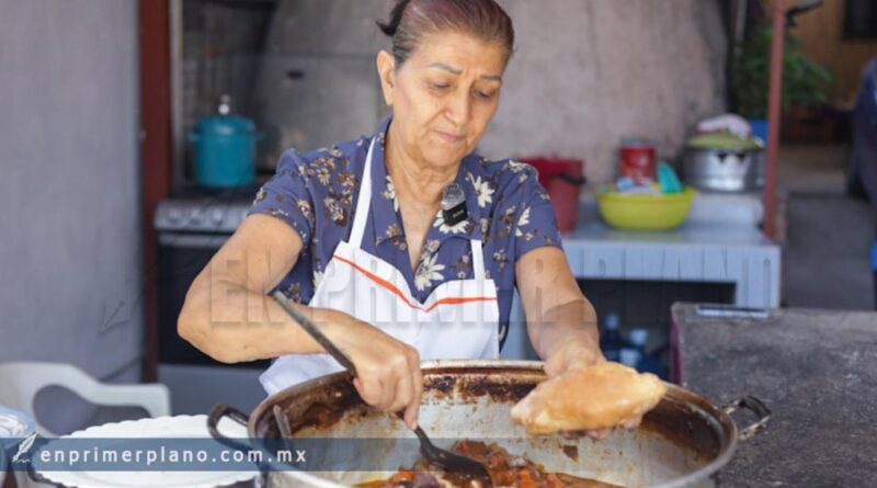 Después de que un incendio arrasó con su negocio, doña Vale comienza de nuevo con la venta de relleno de cuche