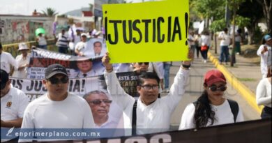 Protestan familias y trabajadores de Salud en la capital, exigen liberación de siete detenidos por caso Ayotzinapa