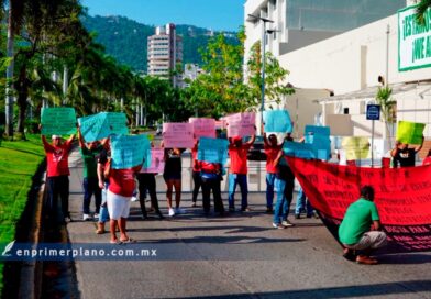 Bloquean la Costera ex empleados de Amarea por segundo día consecutivo