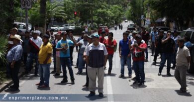 Protestan comisarios y habitantes de San Luis Acatlán, exigen rehabilitar un tramo carretero Protestan comisarios y habitantes de San Luis Acatlán, exigen rehabilitar un tramo carretero