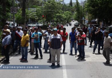 Protestan comisarios y habitantes de San Luis Acatlán, exigen rehabilitar un tramo carretero Protestan comisarios y habitantes de San Luis Acatlán, exigen rehabilitar un tramo carretero