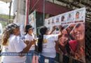 Tapizan lona de Beatriz Mojica con fichas de búsqueda tras cubrir fotografías de desaparecidos Tapizan lona de Beatriz Mojica con fichas de búsqueda tras cubrir fotografías de desaparecidos