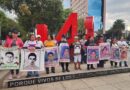 Lamentan familiares de los 43 que la CNDH los aleje de hallar el paradero de sus hijos